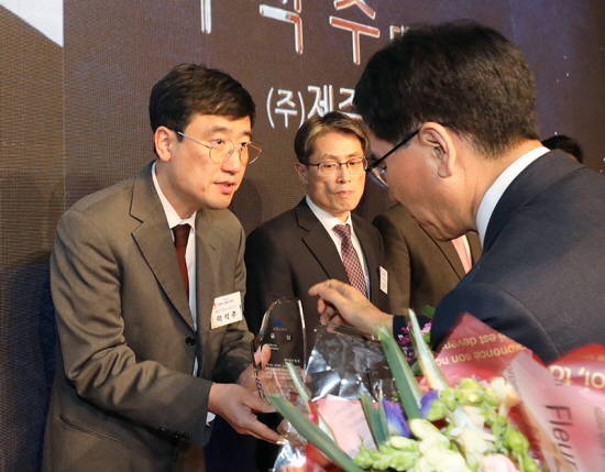 제주항공 이석주 사장이 이성기 고용노동부 차관으로부터 '트루 컴퍼니 금상'을 수상 하고 있다. ⓒ 제주항공