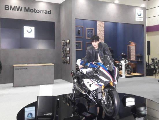 BMW 그룹 코리아가 '2018 서울모터사이클쇼'에서 BMW 모토라드 홍보대사 배우 송재림씨와 함께 슈퍼 스포츠 모터사이클 '뉴 HP4 레이스'를 국내 최초 공개했다. ⓒ 프라임경제