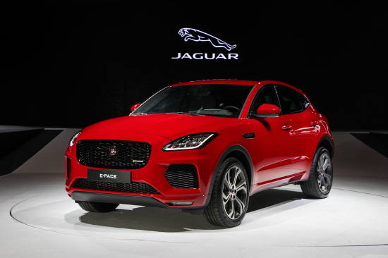 재규어 E-페이스는 스포츠카 F-타입에서 영감을 얻은 다이내믹하고 스포티한 디자인 기반에 실용성을 강조한 컴팩트 퍼포먼스 SUV다. ⓒ 재규어 코리아