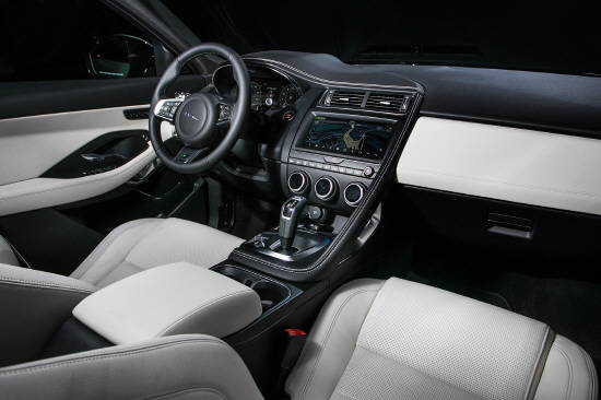 F-타입 아이덴티티가 반영된 재규어 E-페이스 실내는 스포티하고 세련된 디자인은 물론, 높은 완성도와 실용성을 겸비했다. ⓒ 재규어 코리아