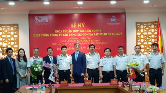 SK에너지와 사이공 뉴포트 임직원들이 합작회사 설립 계약 체결 후 기념 촬영을 하고 있다. ⓒ SK에너지