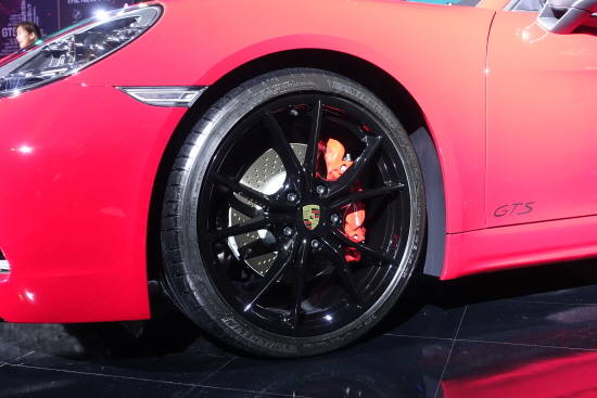 블랙 컬러로 도장된 새틴 마감의 20인치 휠. = 노병우 기자