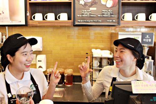 스타벅스 왕십리역점에서 수퍼바이저로 근무 중인 조민아 청각장애인 바리스타(오른쪽). ⓒ 스타벅스코리아