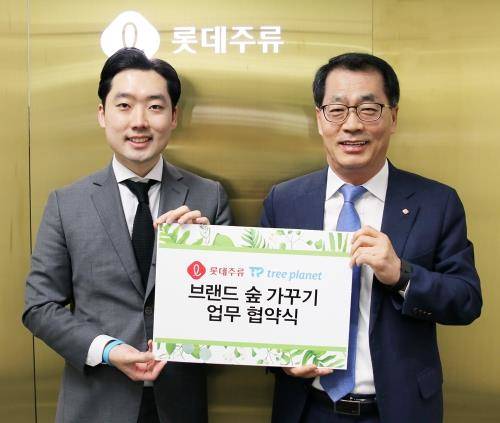 이종훈 롯데주류 대표(오른쪽)와 트리플래닛 김형수 대표가 업무협약을 체결하고 있다. ⓒ 롯데주류