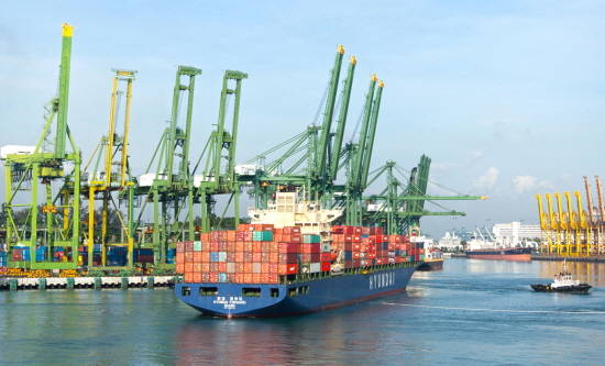 AEX 노선에서 운항중인 현대포워드호. ⓒ 현대상선