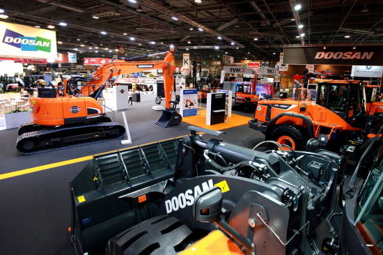 두산인프라코어가 23일(현지시각)부터 6일간 프랑스 파리에서 열리는 인터마트 2018에 참가해 건설장비와 엔진 제품을 선보인다. ⓒ 두산