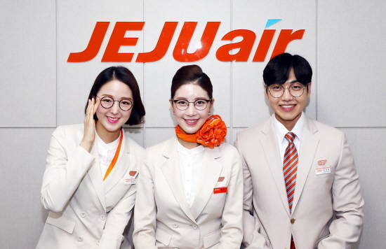 제주항공 객실승무원들이 안경을 착용하고 있는 모습. ⓒ 제주항공