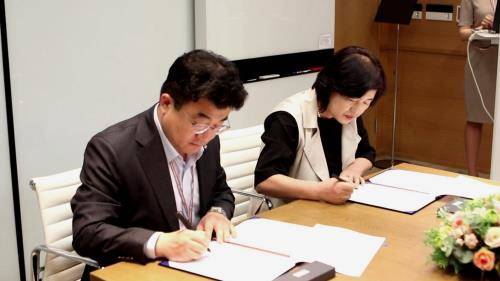 김승하 CJ프레시웨이 상품개발본부장(왼쪽)과 이정희 정이푸드빌 대표가 업무협약서를 쓰고 있는 모습. ⓒ CJ프레시웨이