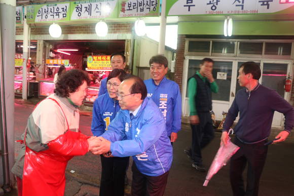 정명희 더불어민주당 부산북구 구청장 후보가 같은 당 오거돈 부산시장 후보와 함께 구포 축산물 도매시장 탐방에 나섰다. ⓒ 정명희 후보 캠프