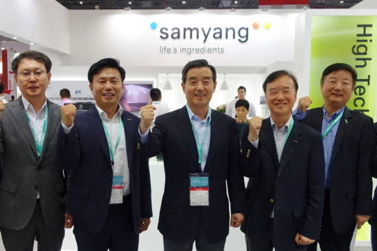 차이나플라스 2018을 방문한 김윤 삼양그룹 회장(가운데)이 삼양 부스에서 임직원들과 함께 포즈를 취했다. ⓒ 삼양홀딩스