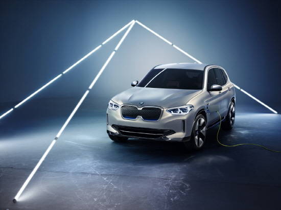 BMW 그룹이 2018 베이징 모터쇼에서 선보인 iX3 콘셉트는 5세대 e드라이브 기술과 새로운 아키텍처를 앞세운 SAV 라인업 최초 순수 전기차다. ⓒ BMW 코리아