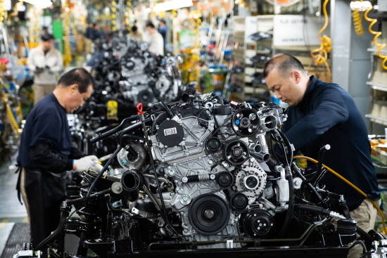 렉스턴 스포츠의 쿼드프레임에 엔진을 비롯한 동력계통을 장착하고 있는 모습. ⓒ 쌍용자동차