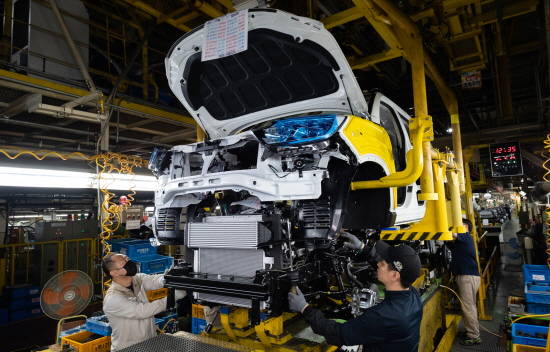 동력계통을 비롯한 부품들이 장착된 렉스턴 스포츠 쿼드프레임의 상부에 차체를 결합하고 있다. ⓒ 쌍용자동차