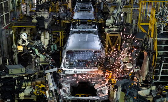 100% 자동화된 공정에서 렉스턴 스포츠 차체 용접이 로봇에 의해 이뤄지고 있다. ⓒ 쌍용자동차