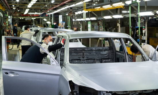 완벽한 품질을 위해 로봇에 의해 용접된 렉스턴 스포츠 차체를 작업자들이 다시 한 번 점검하고 있다. ⓒ 쌍용자동차