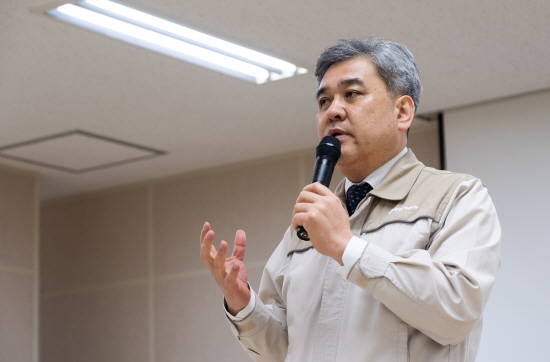 렉스턴 스포츠 생산라인 취재를 위해 공장을 방문한 기자들에게 송승기 생산본부장이 인사말을 건네고 있다. ⓒ 쌍용자동차