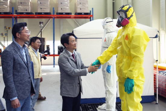 CJ대한통운 신동휘 부사장(왼쪽)과 남경필 경기도지사(오른쪽) 등 관계자들이 센터를 방문해 광역방재장비를 꼼꼼히 살펴 보고 있다. ⓒ CJ대한통운