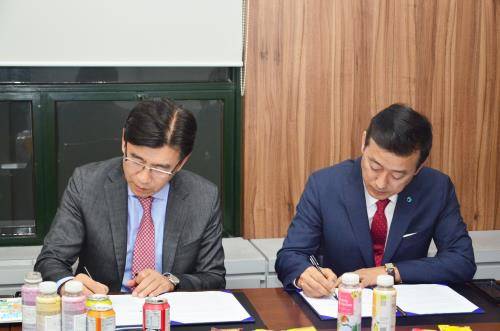 박기영 한국프랜차이즈산업협회장(왼쪽)과 지동훈 국제공정무역기구 한국사무소 대표가 협약서에 서명하고 있다. ⓒ 한국프랜차이즈산업협회