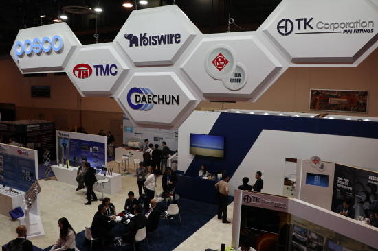 포스코가 미국 휴스턴에서 열린 세계해양기술콘퍼런스에서 에너지강재부터 고객 제품까지 완결형 솔루션마케팅을 펼친다. 사진은 OTC메인홀에 위치한 포스코 부스 모습. ⓒ 포스코