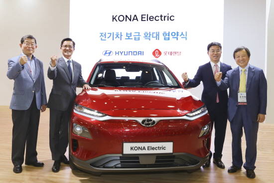 왼쪽부터 문국현 국제전기자동차엑스포 자문위원장, 현대차 국내영업본부장 이광국 부사장, 롯데렌탈 표현명 대표이사 사장, 국제전기자동차엑스포 김대환 조직위원장. ⓒ 롯데렌탈