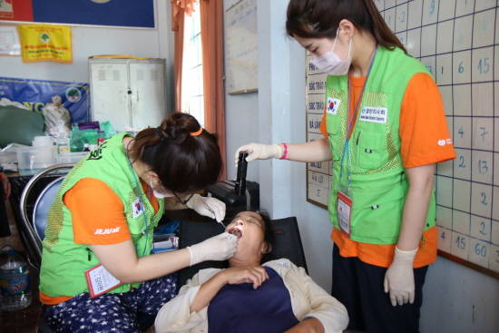 지난 25~30일 베트남 빈프억성 지역을 방문한 제주항공과 열린의사회 자원봉사자들이 주민의 건강상태를 살피고 있는 모습. ⓒ 제주항공