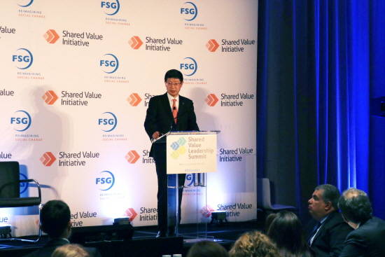 CJ대한통운 박근태 사장이 글로벌 리더들에게 CJ대한통운의 CSV 모델 실배택배에 대해 설명 하고 있다. ⓒ CJ대한통운