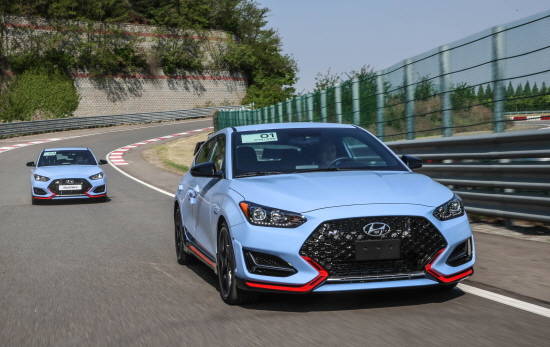 현대차 남양기술연구소 고속핸들링시험로에서 벨로스터 N이 주행중인 모습. ⓒ 현대자동차