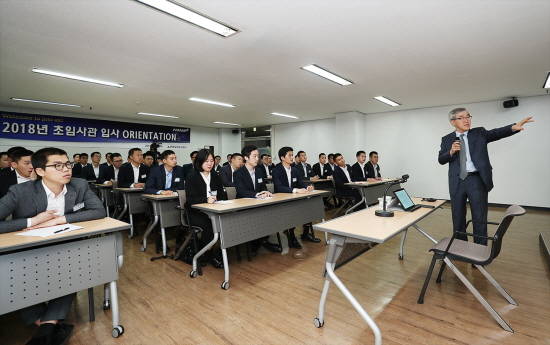 지난 3일 부산 초량동의 현대상선 트레이닝센터에서 유창근 현대상선 사장이 초임사관을 대상으로 CEO 특강을 진행하고 있다. ⓒ 현대상선