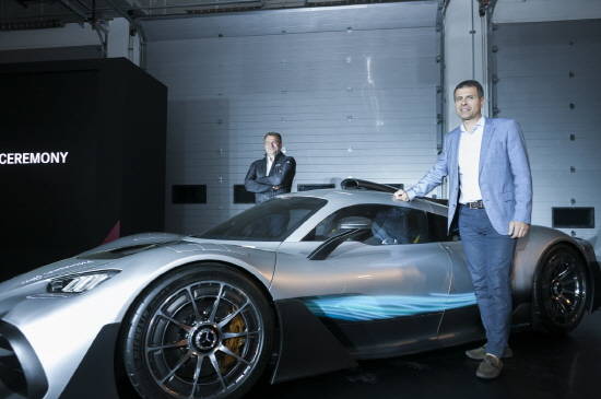 토비아스 뫼어스 AMG 회장과 디미트리스 실라키스 메르세데스-벤츠 코리아 사장이 메르세데스-AMG 프로젝트 원과 기념사진을 찍고 있다. ⓒ 메르세데스-벤츠 코리아