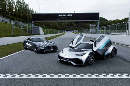 AMG 스피드웨이 내 메르세데스-AMG 프로젝트 원 및 메르세데스-AMG GT S. ⓒ 메르세데스-벤츠 코리아