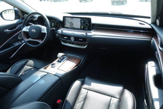 THE K9의 내장 디자인은 실내공간 각 부분들의 연결감을 강화해 앞좌석 운전자와 탑승자를 포근히 감싸고 있는 듯한 안락한 공간감과 안정감을 선사한다. = 노병우 기자