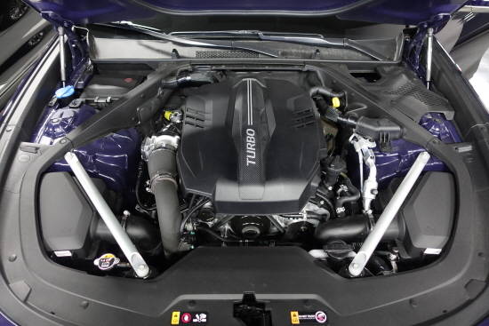 가솔린 터보 람다 3.3 V6 T-GDI 엔진을 얹은 THE K9의 엔진룸. = 노병우 기자