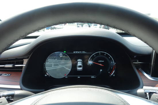 방향지시등 조작 시 해당 방향 후측방 영상을 클러스터에 표시하는 '후측방모니터'. = 노병우 기자