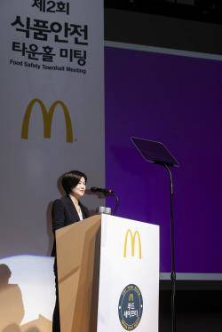 조주연 한국맥도날드 사장이 식품안전 타운홀 미팅에서 '스케일 포 굿'에 동참, 국내에서 진행하는 주요 활동들에 대한 세부 계획을 발표하고 있다. ⓒ 한국맥도날드
