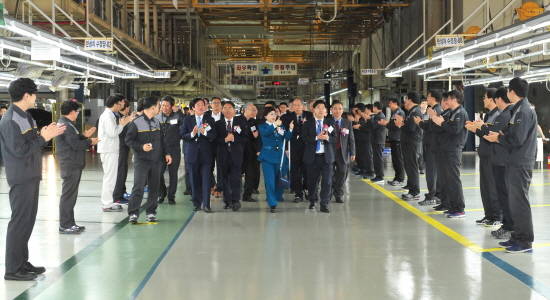 르노삼성 300만대 생산기념식 참석자들이 조립공장 라인투어를 하고 있다. ⓒ 르노삼성자동차