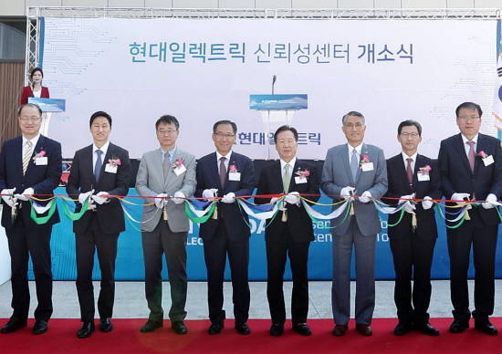 현대일렉트릭이 국내 전력기기 업계 최초로 신뢰성센터를 구축하면서 본격적인 품질 경쟁력 확보에 나선다. 사진 왼쪽 세번째부터 △강병구 국장 △주영걸 사장 △장세창 회장. ⓒ 현대중공업