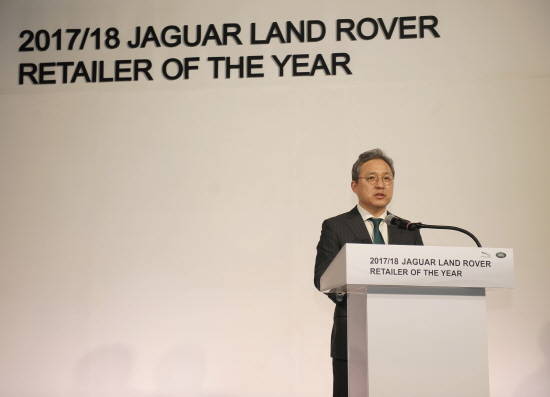 재규어랜드로버코리아는 '2017/18 리테일러 오브 더 이어' 행사에서 브랜드·제품·네트워크·인재에 대한 과감한 투자를 바탕으로 국내에서 지속적인 성장을 위한 실행 전략을 발표했다. ⓒ 재규어랜드로버코리아