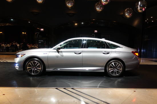 10세대 어코드는 저중심 설계를 기반으로 전고를 낮추고 전폭과 휠베이스를 늘렸다. = 노병우 기자