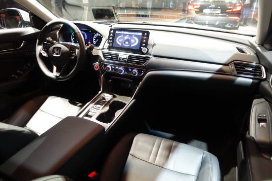 넓고 슬림한 라인을 살린 인테리어. = 노병우 기자