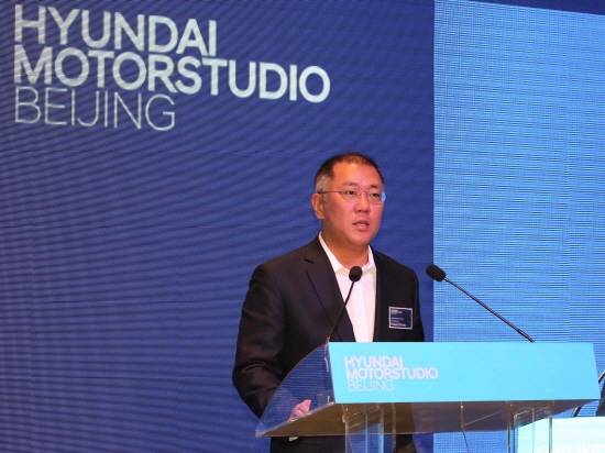 정의선 현대차 부회장은 블룸버그 기자와 만난 자리에서 "지배구조 개편은 엘리엇에 의해 흔들리지 않을 것"이라고 언급했다. 사진은 지난해 열린 '현대 모터스튜디오 베이징 개관식'에서 정 부회장이 환영사하는 모습. ⓒ 현대자동차