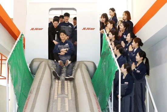 경기도 부천시 제주항공 객실훈련센터에서 제주항공아카데미 과정에 참석하고 있는 제주대학교 학생들이 슬라이드를 이용한 비상탈출훈련을 하고 있다. ⓒ 제주항공