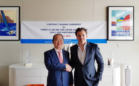 현지시간 15일 모나코에서 정성립 대우조선해양 사장(왼쪽)과 아네 프레들리 헌터그룹 대주주가 초대형원유운반선 건조계약을 한 뒤 악수를 하고 있다. ⓒ 대우조선해양