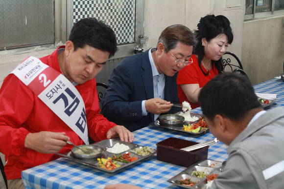 김태호 경남도지사 후보가 ㈜신흥을 찾고 구내식당에서 직원들과 점심 식사를 하고 있다. ⓒ 프라임경제