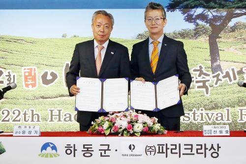 19일 하동군청에서 열린 협약식에 참석한 윤상기 하동군수(왼쪽)와 신유호 파리크라상 aBF사업본부장이 기념촬영하고 있다. ⓒ SPC그룹