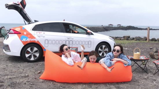 제주항공이 카셰어링서비스 딜카와 함께 항공기를 닮은 스페설카인 '날아볼카'를 제작해 연말까지 시승이벤트를 진행한다. ⓒ 제주항공