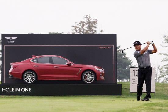 제네시스 챔피언십 대회장에 전시된 제네시스 G70 차량과 최경주 선수. ⓒ 현대자동차