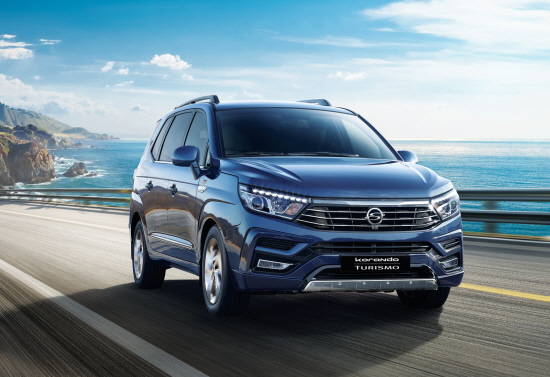 보다 많은 사람들이 함께 레저를 즐기기 위한 SUV와 미니밴의 기능 모두를 원한다면 코란도 투리스모. ⓒ 쌍용자동차