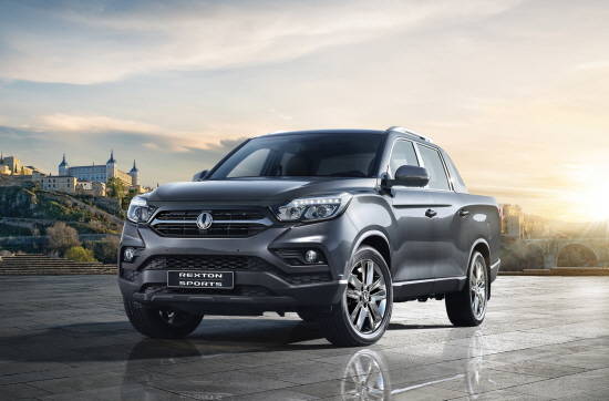 국내 유일의 픽업트럭이자 오픈형 SUV로 흥행 돌풍을 일으키고 있는 렉스턴 스포츠. ⓒ 쌍용자동차