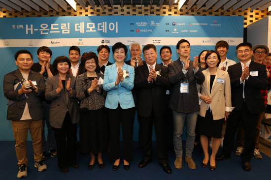 (왼쪽 세번째부터) 신수정 현대차 정몽구 재단 이사장·김영주 고용노동부 장관·윤여철 현대차그룹 부회장 등 행사 관계자들이 기념촬영을 하는 모습. ⓒ 현대자동차