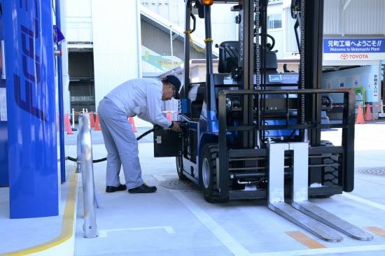 토요타자동차가 아이치현 토요타시 모토마치 공장에서 배치한 FC 포크리프트는 가동시 CO₂ 및 환경부하물질을 배출하지 않는 뛰어난 환경성능과 빠른 충전능력(완충 대략 3분) 등 높은 편의성을 자랑한다. ⓒ 한국토요타